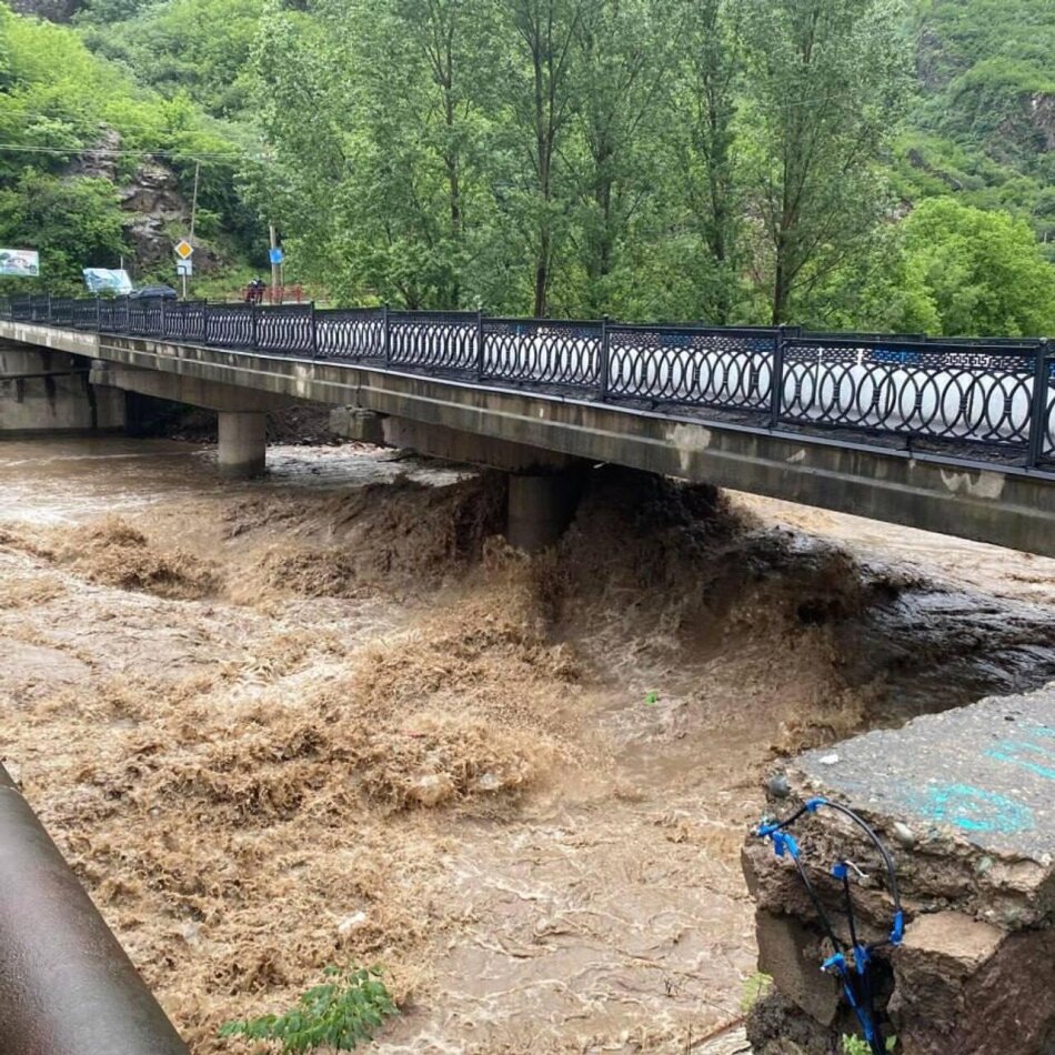 ძლიერი წვიმის შედეგად საავტომობილო ხიდი ჩაინგრა, დაღუპულია 11 ადამიანი – სად დატრიალდა ტრაგედია – დეტალები